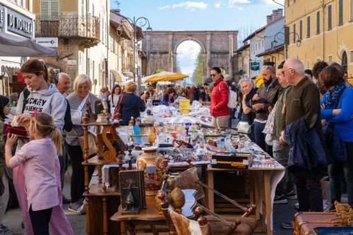 Sei in tutto l’anno, dalla primavera a dicembre, i grandi mercati dell'antiquariato nella città delle paci Sei in tutto l’anno, dalla primavera a dicembre, i grandi mercati dell'antiquariato nella città delle paci