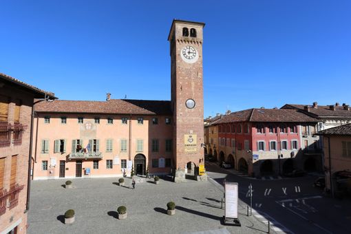 La piazza del Municipio di Cherasco