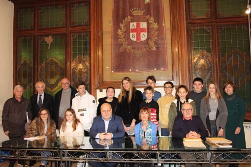La classe della Scuola Media Vida autrice del volume posa in municipio col sindaco Marello