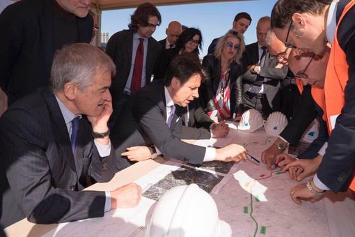 Marzo 2019: Conte, al suo primo mandato da premier, in visita al moncone di Cherasco. Promise lavori entro l'estate di quell'anno Marzo 2019: Conte, al suo primo mandato da premier, in visita al moncone di Cherasco. Promise lavori entro l'estate di quell'anno