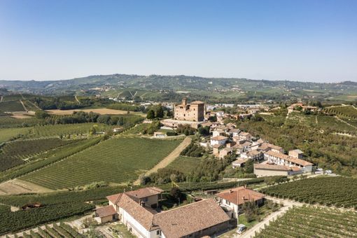 Una veduta del castello di Grinzane e dei vigneti che lo circondano Una veduta del castello di Grinzane e dei vigneti che lo circondano