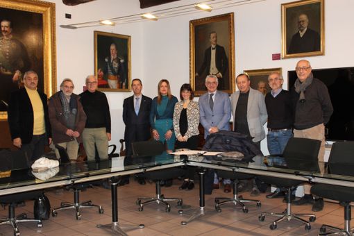 Rappresentanti di Comune e sindacati alla firma dell'accordo