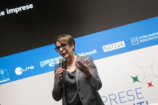 Intesa Sanpaolo lancia il nuovo programma Filiere: 10 miliardi per l'economia post emergenza Intesa Sanpaolo lancia il nuovo programma Filiere: 10 miliardi per l'economia post emergenza