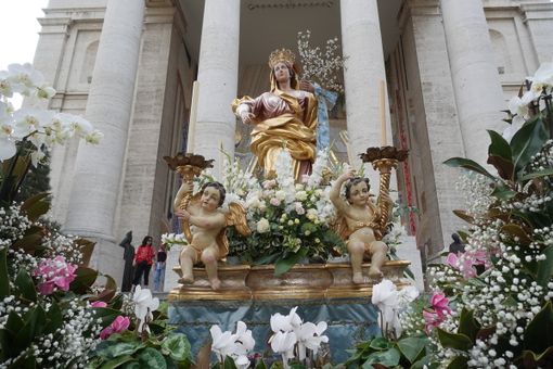 Il quadro della Madonna dei Fiori sopra l’altare maggiore del Santuario nuovo, a Bra