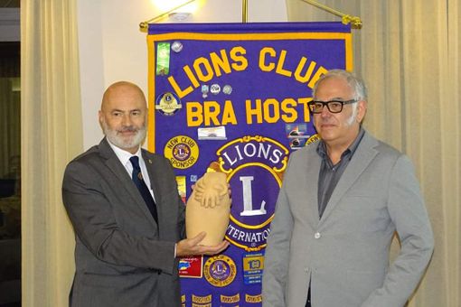 Il presidente del Lions Club Bra Host, Armando Verrua, con il relatore della serata, Michele Bracciotti