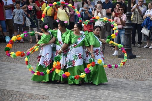 A Savigliano la comunità filippina della Granda in festa per Flores de Mayo e Santacruzan