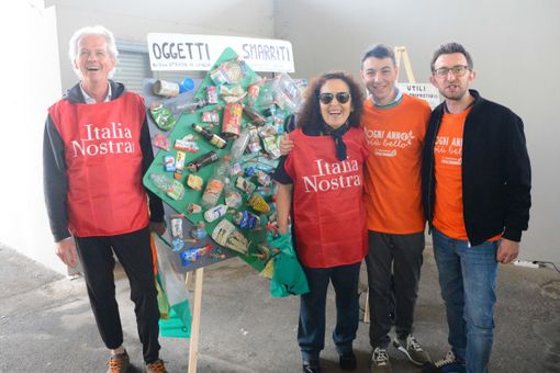 Italia Nostra ad Alba per Spazzamondo con le opere in plastica riciclata di Angelo Poggi