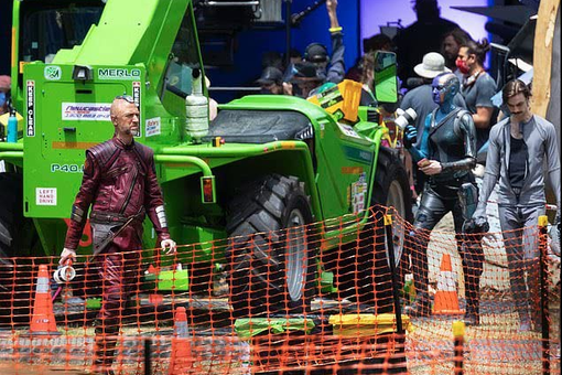 Due delle fotografie apparse in rete nei primi giorni di febbraio (da pagina IMDB)