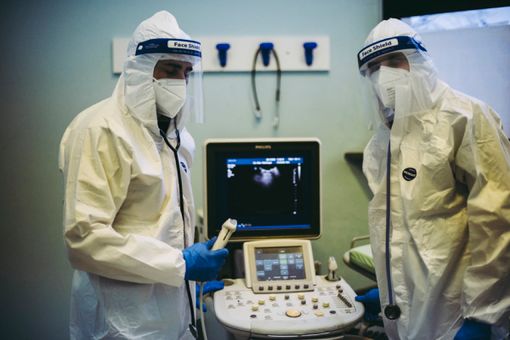 Nuovi casi e decessi stabili in Piemonte. I ricoveri calano sotto i 2.700