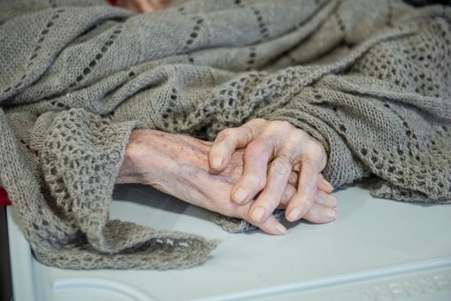 Anziana donna in casa di riposo