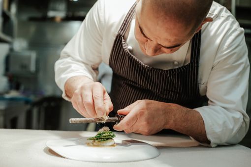 Damiano Nigro, chef dell'omonimo ristorante stellato al Relais Villa d'Amelia di Benevello