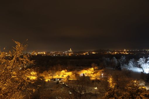 Cento metri di altezza e più di un chilometro di cavi: a Cuneo si accende l'albero di Natale di AGC [FOTO]