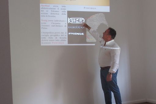 Da sinistra l’artista Andrea Armagni, la curatrice della mostra Ivana Mulatero, l’architetto Ezio Ingaramo e il professore Roberto Buongarzone