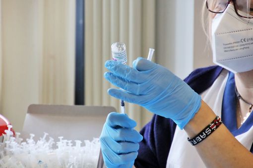 Covid-19, verso le vaccinazioni in azienda: al webinar di Confindustria anche l'assessore Icardi