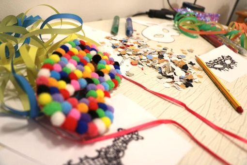 Tempo di Carnevale, ad Alba si impara a fare… le maschere