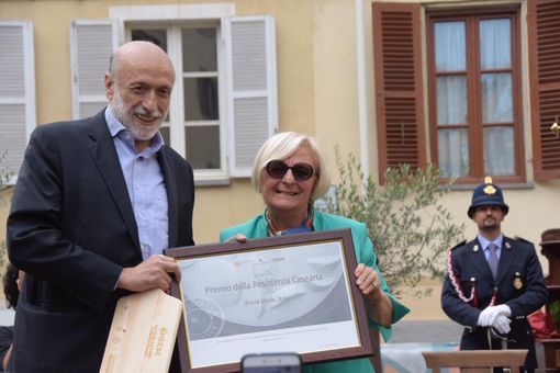 Carlin Petrini premia Bruna  Sibille per i suoi anni di impegno al fianco della manifestazione (foto di Enrico Ruggeri)