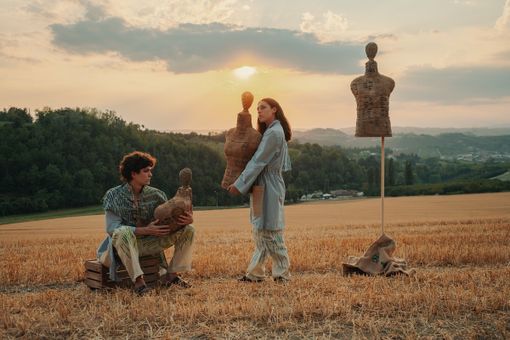 Moda e arte come strumenti di critica sociale: una mostra a Bra