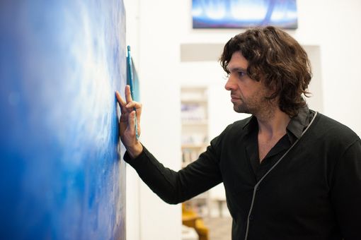 Una mostra, tre scenari: a Neive, Barbaresco e Magliano Alfieri la magia dell'artista Ernesto Morales Una mostra, tre scenari: a Neive, Barbaresco e Magliano Alfieri la magia dell'artista Ernesto Morales