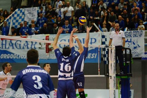 Cortellazzi in una vecchia partita con la maglia del VBC Mondovì alza un pallone per Perla