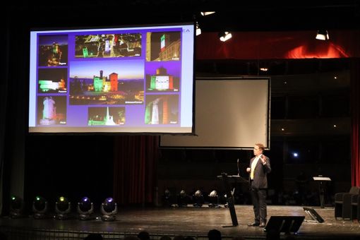 PierPaolo Carini illustra le iniziative del Gruppo nel corso dell'assemblea dei soci tenuta al Teatro Sociale di Alba