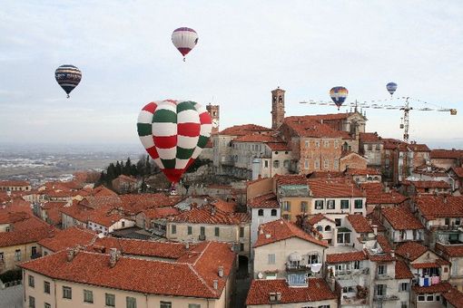 Troppo alto il rischio sanitario: niente mongolfiere, cancellato il Raduno Aerostatico di Mondovì