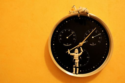 E' tempo di spostare le lancette in avanti: questa notte torna l’ora legale che l'Europa vuole abolire