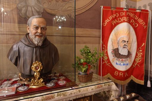 Il busto di padre Pio, chiesa dei Battuti Neri, a Bra