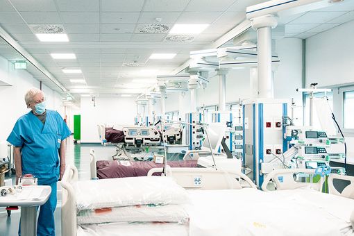 I ricoveri in terapia intensiva scendono dopo settimane sotto quota '100'