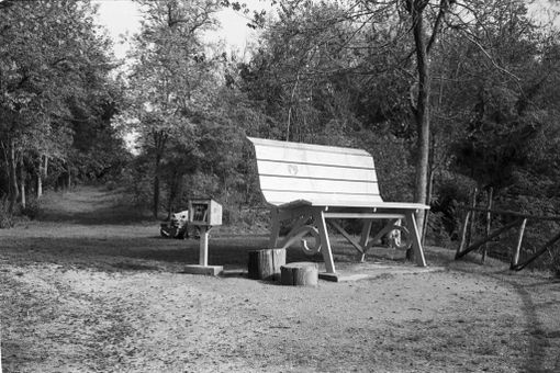 La storia del fotografo del Roero che sviluppa le foto con il succo di more