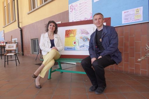 Silvia Gullino con don Alessandro Borsello e, in mezzo, l’opera a 7 mani