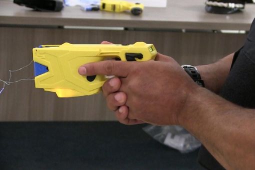 Il sottosegretario Molteni: "Da lunedì il taser arriva a Cuneo"