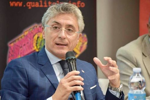 Il sindaco albese Carlo Bo Il sindaco albese Carlo Bo