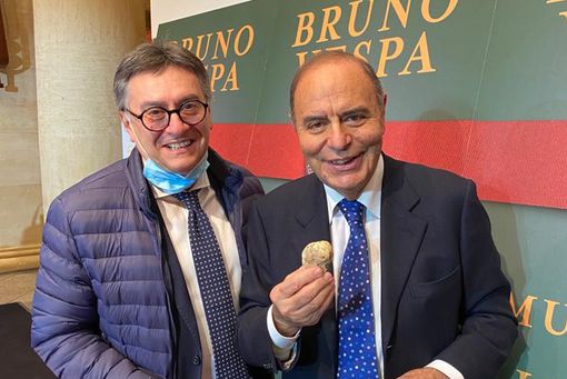 Presentazione con Tartufo Bianco d’Alba per l’ultimo libro di Bruno Vespa Presentazione con Tartufo Bianco d’Alba per l’ultimo libro di Bruno Vespa