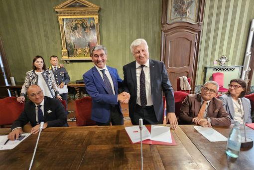 La stretta di mano tra il nuovo prefetto Mariano Savastano e il presidente di Confindustria Cuneo Mariano Costamagna La stretta di mano tra il nuovo prefetto Mariano Savastano e il presidente di Confindustria Cuneo Mariano Costamagna