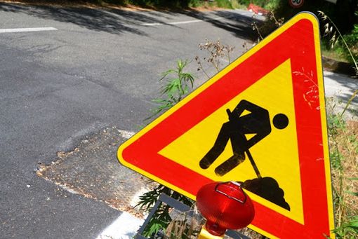 Lavori sulla strada per Castino a Rocchetta Belbo