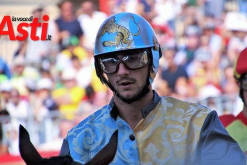 Stasera si corre a Siena il Palio di Provenzano: tra i fantini debuttanti anche il buschese Mattia Chiavassa