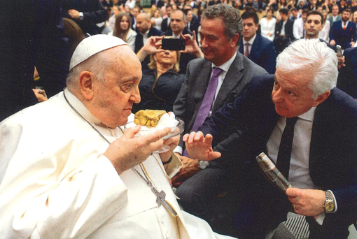 L'avvocato Roberto Ponzio dona un pregiato esemplare di Tartufo Bianco d'Alba a Papa Francesco