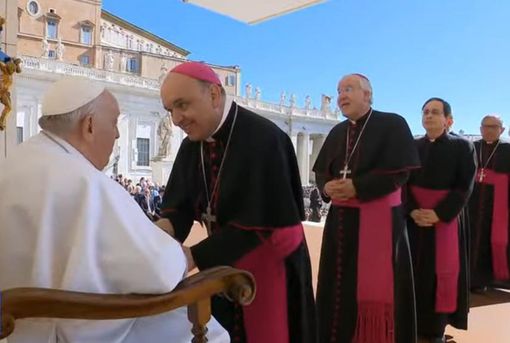 Monsignor Marco Brunetti saluta Papa Francesco (foto Diocesi di Alba)