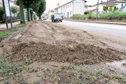 Alba, nel pomeriggio task force della Protezione civile per la pulizia delle strade invase dal fango