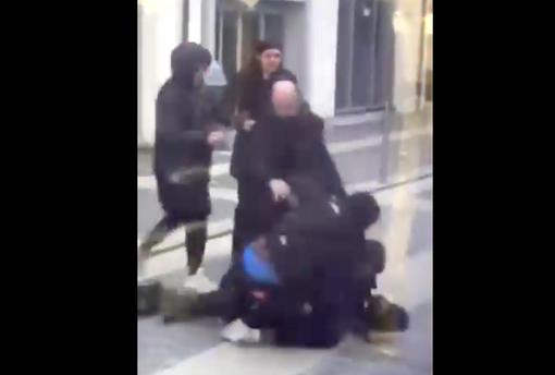 Un momento dell'aggressione verificatasi alla stazione ferroviaria di Bra lo scorso 15 gennaio