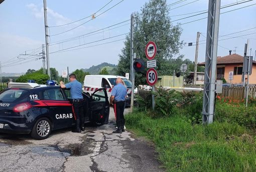 Il furgoncino bloccato tra le sbarre del passaggio a livello Il furgoncino bloccato tra le sbarre del passaggio a livello