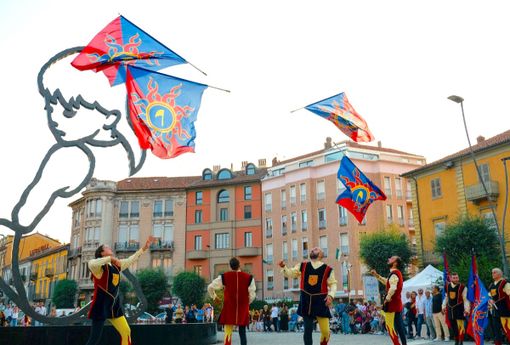Arriva ad Alba il FolkLAB: divertimento per tutti con la bandiera e il tamburo medioevale Arriva ad Alba il FolkLAB: divertimento per tutti con la bandiera e il tamburo medioevale