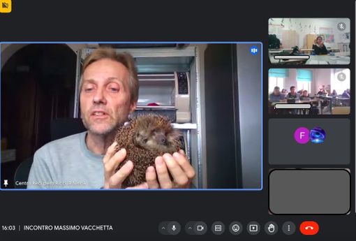 Gli alunni della secondaria di Priocca a "lezione" con Massimo Vacchetta, il veterinario dei ricci