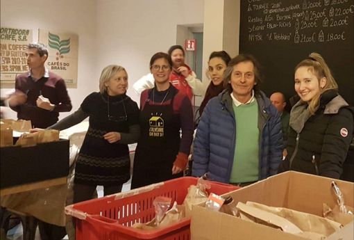 La distribuzione settimanale dei prodotti al bar Bentivoglio. Al centro il gestore locale albese Claudia Giachino La distribuzione settimanale dei prodotti al bar Bentivoglio. Al centro il gestore locale albese Claudia Giachino