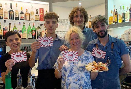 La salsiccia di Bra, regina degli aperitivi a tema del caffè "Barusso" di Alassio