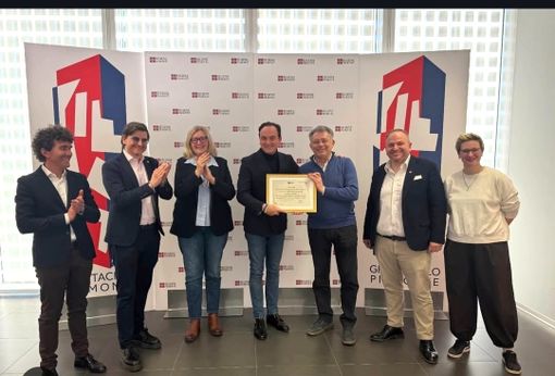 L'editore Claudio Rosso e alcune tra le voci e le figure di riferimento dell'emittente albese premiate in Regione dal governatore Alberto Cirio