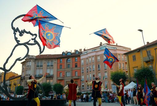 Arriva ad Alba il FolkLAB: laboratorio con tamburo medioevale e gioco della bandiera