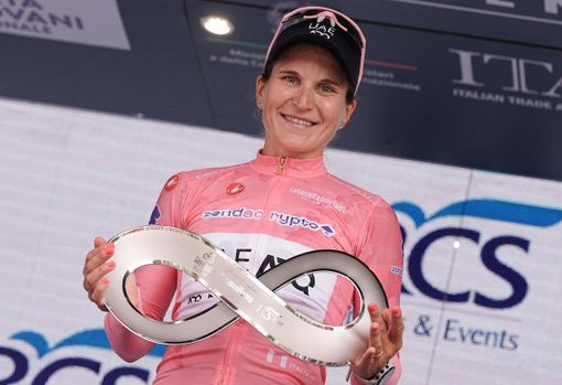 Elisa Longo Borghini a Imola con il trofeo del Giro d'Italia Women