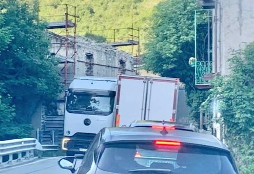 L'incrocio tra due camion blocca il traffico sulla SS 28 a Pornassio L'incrocio tra due camion blocca il traffico sulla SS 28 a Pornassio