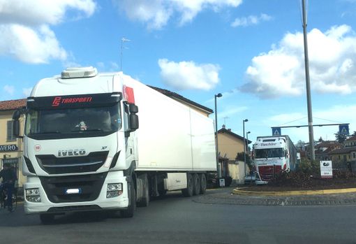 Il mezzo fermo sulla rotatoria all'incrocio tra via Vittorio Veneto e via Cuneo